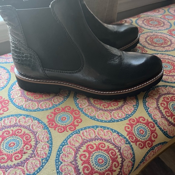 Soft walk blk sz 9.5 Rubber sole pull on bootie NEW - Picture 3 of 9